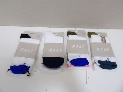 Quatre paires de chaussettes pour homme sont posées sur une table.