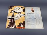 un livre ouvert avec l'image d'un oiseau dessus