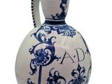 un vase bleu et blanc avec une anse sur fond blanc