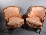 paire de chaises anciennes de style français, dont les assises sont recouvertes de velours rose