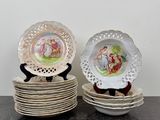 plusieurs assiettes empilées sur une table