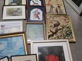 de nombreux cadres posés sur une table sur laquelle se trouvent des photos