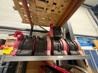 Plusieurs bagages sont empilés sur une étagère dans un entrepôt