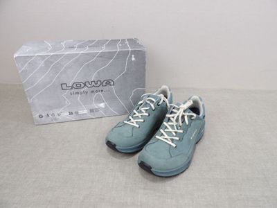 Quelqu'un porte une paire de chaussures bleues avec des lacets blancs.