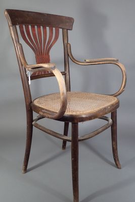 FISCHEL AUSTRIA. Fauteuil en bois thermo courbé, assise et d…