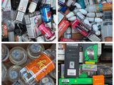 Ce collage présente de nombreux types de bouteilles et de récipients différents