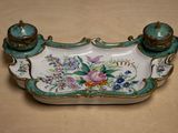 un petit plateau orné d'un motif floral, posé sur une table