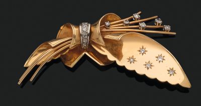 une broche en or ornée d'étoiles sur fond noir
