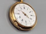 une montre de poche en or avec des chiffres romains