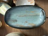 de nombreuses assiettes et bols posés sur une table en bois