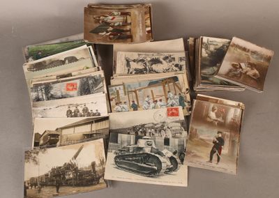 un grand nombre de cartes postales anciennes qui se trouvent sur la table