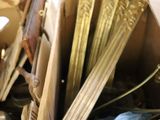 de nombreuses cuillères et cuillères-couteaux dans une boîte
