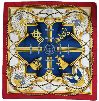 un foulard carré orné d'un motif bleu et jaune