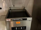 une image d'une friteuse commerciale dans une cuisine commerciale