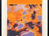 une peinture abstraite aux tons orange et violet, dans un cadre noir