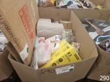 une boîte en carton remplie d'objets hétéroclites sur le sol