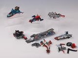 un tas de legos posés sur une table
