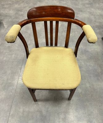 une chaise posée sur le sol d'une pièce