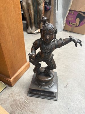 figurine en bronze représentant un homme tenant une épée, posée sur un socle