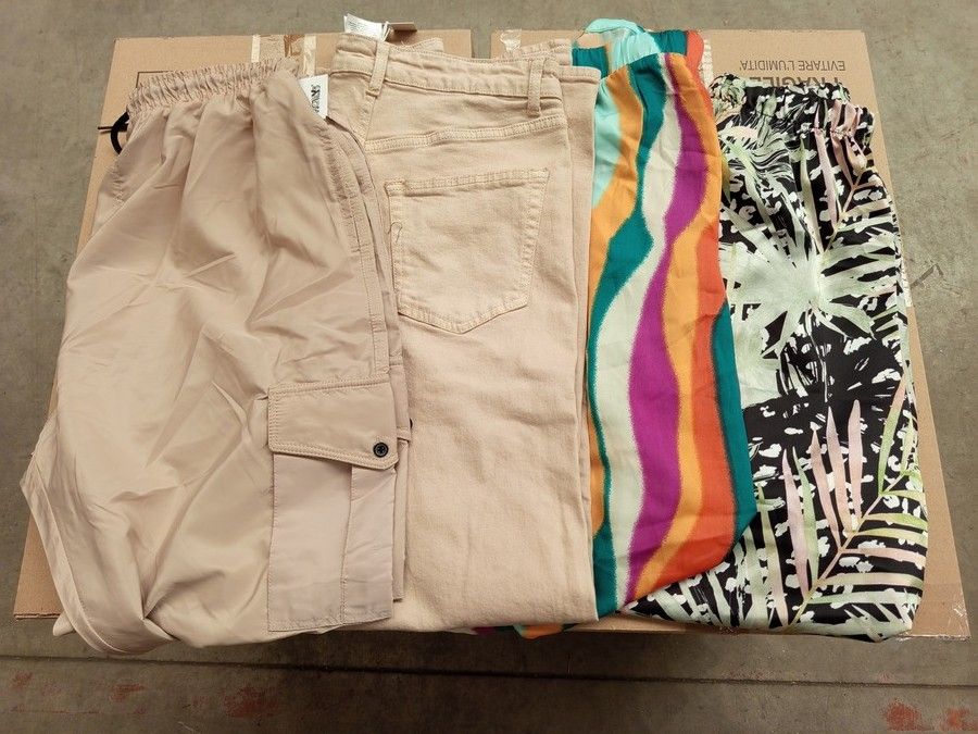 Lot de 50 pantalons (très grande variété de modèle) - pour femmes - 100% marques - Neuf, avec étiquette - 2 cartons