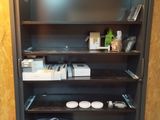 une bibliothèque remplie d'objets dans une pièce