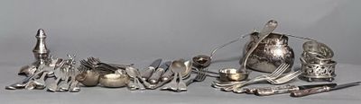 un grand nombre d'objets en argent posés sur une table