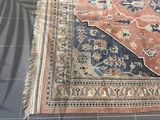 un tapis posé au sol, sur lequel est allongé un chat