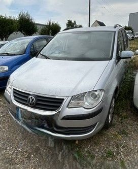 de nombreuses voitures garées ensemble dans un parking