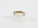 une bague en or jaune avec des diamants sur fond blanc