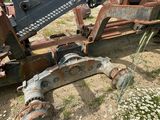 une grande grue qui est posée dans la terre