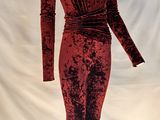 un mannequin vêtu d'une robe en velours rouge sur fond blanc