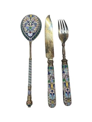 trois fourchettes, une cuillère et un couteau sur fond blanc