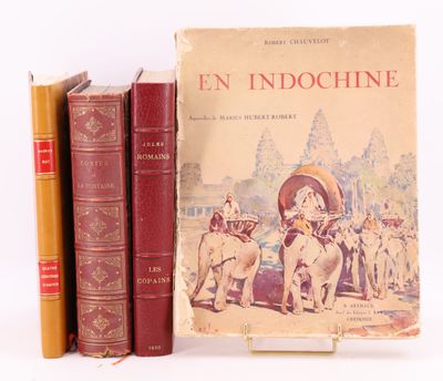 trois livres posés l'un sur l'autre, l'un à côté de l'autre
