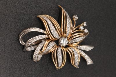 une image représentant une broche sertie de diamants sur un fond noir