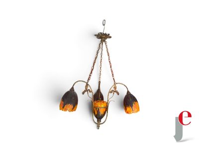un lustre orné de trois fleurs suspendu au plafond