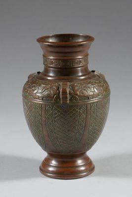 un vase marron posé sur une table