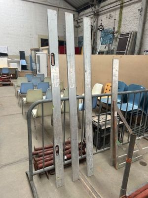 une pièce contenant beaucoup de chaises et de tables