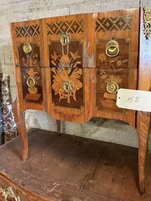 un meuble en bois surmonté d'une horloge