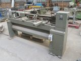 une machine qui se trouve dans un entrepôt avec d'autres machines