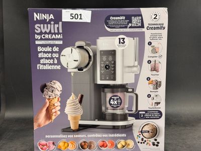 emballage d'une cafetière avec une boule de glace devant