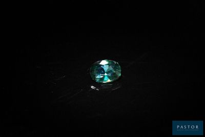 gros plan d'un diamant bleu sur une surface noire