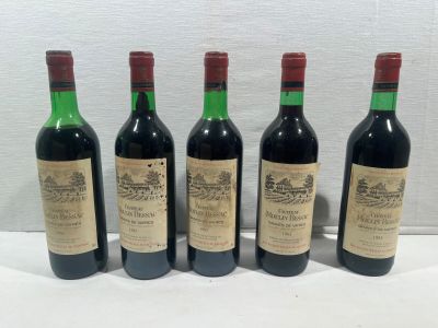 quatre bouteilles de vin sont alignées sur une table