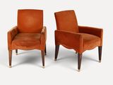 paire de fauteuils en velours orange avec des pieds en noyer