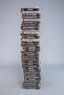 une pile de DVD empilés les uns sur les autres