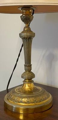 une lampe posée sur une table sur laquelle se trouve une lampe