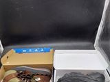 une boîte de chaussures et une paire de chaussures par terre