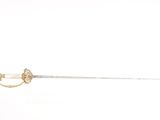 une petite épée à la poignée dorée sur un fond blanc