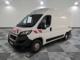 la camionnette blanche est garée sur un sol carrelé en damier