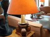 une lampe posée sur une table dans un salon