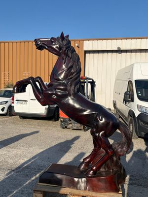 ASIE. Grande sculpture en bois exotique vernis formant cheva…